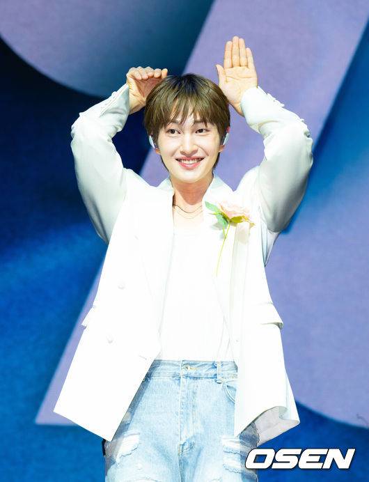 [OSEN=김성락 기자] 15일 오후 서울 명화라이브홀 명화라이브홀에서 샤이니 온유(ONEW)의 솔로 정규 2집 ‘PERCENT’ 발매 기념 쇼케이스가 열렸다. 앨범 ‘PERCENT’는 비워지고, 채워지며 완성되어 가는 온유만의 기록이다. 온유는 세상을 살아가며 만나는 무수한 것들과 상호 보완의 관계를 이루며 100%를 채워간다. 결코 혼자서는 완전할 수 없지만, 불완전한 존재들 역시 그 자체로 아름답다는 믿음이 담겼다. 온유가 곡 작업 전반에 직접 참여해 진화된 음악적 역량을 입증한다.샤이니 온유가 포즈를 취하고 있다. 2025.07.15 / ksl0919@osen.co.kr