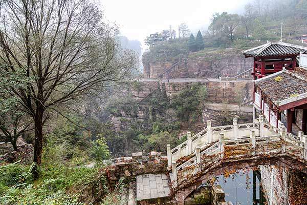 거대한 폭포와 깎아지른 듯한 절벽 위에 통째로 들어서 있는 마을 주가포周家鋪도 만난다.