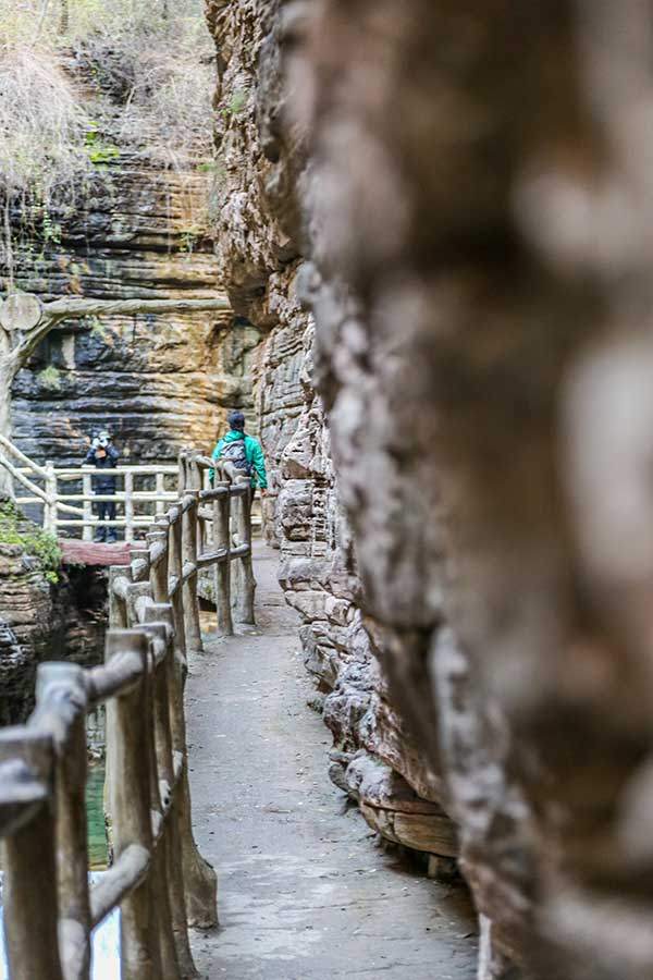 도화곡 잔도는 이따금 매우 비좁게 절벽 사이를 지난다.
