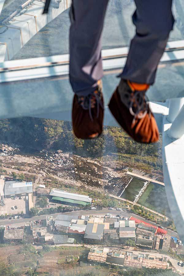 유리 전망대에서는 협곡 아래가 까마득하게 보인다. 발을 구르면 전망대가 통째로 흔들려서 몹시 무섭다.