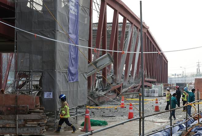11일 광주 서구 광주대표도서관 공사현장에서 철골 구조물이 붕괴돼 있다.&nbsp; &nbsp;연합뉴스