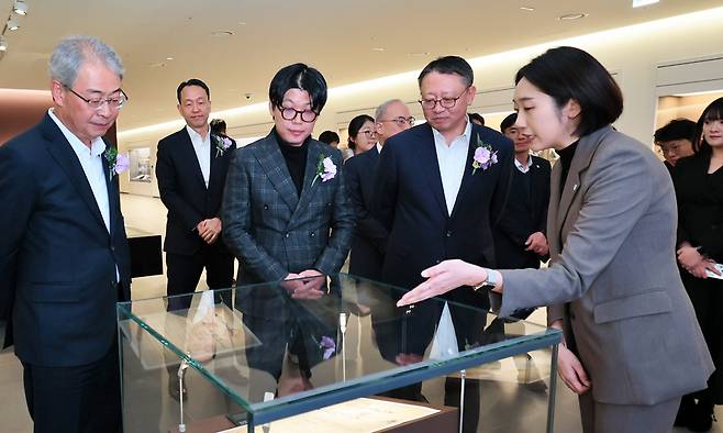 11일 서울 중구 우리1899에서 임종룡 우리금융그룹 회장(앞줄 왼쪽부터), 故 박경리 작가의 외손자인 김세희 토지문화재단 이사장, 정진완 우리은행장이 서울시 지정문화재인 ‘대한천일은행 창립청원서’를 살펴보고 있다. 우리금융 제공