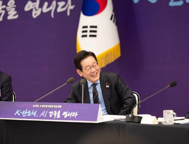 이재명 대통령이 10일 서울 용산 대통령실 청사에서 열린 AI 시대의 K-반도체 비전과 육성전략 보고회에 참석해 미소 짓고 있다. 뉴스1