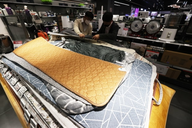 서울의 한 대형마트에서 직원이 온열 이불을 정리하고 있다. 연합뉴스