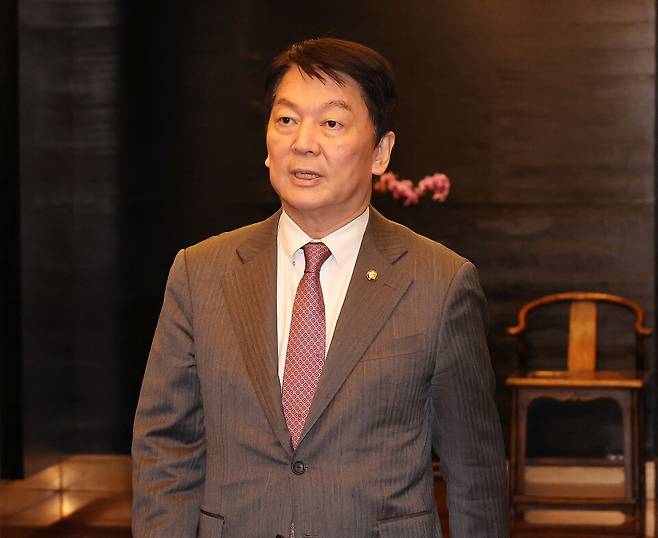 안철수 국민의힘 의원이 11월19일 장동혁 당 대표가 주재하는 중진의원들 모임에 참석하기 위해 서울 여의도에 있는 한 식당으로 들어가고 있다. ⓒ연합뉴스