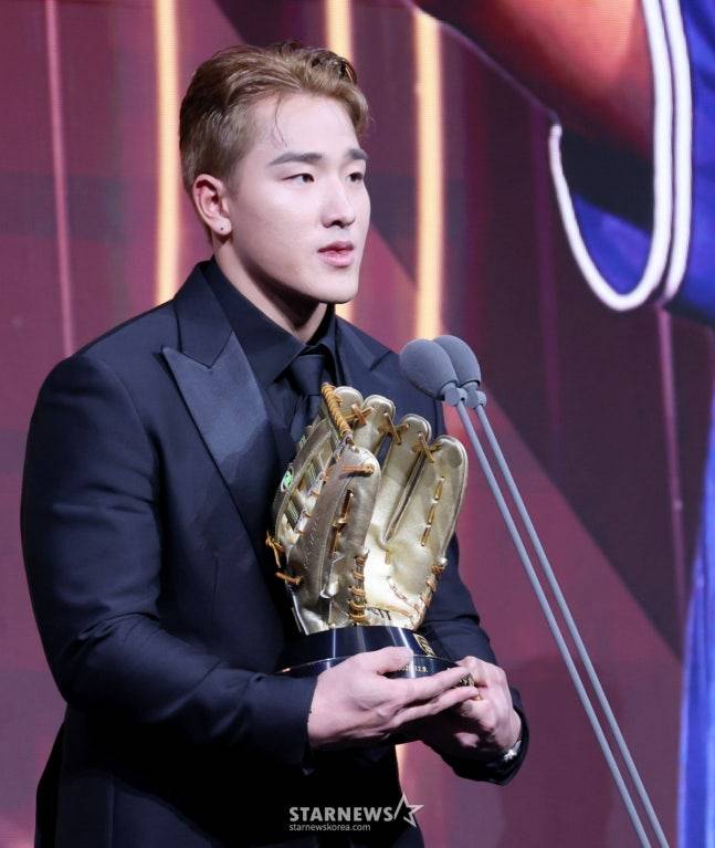 KT 안현민이 지난 9일 서울 잠실 롯데호텔 월드에서 열린 2025 신한 SOL뱅크 KBO 골든글러브 시상식에서 외야수 부문을 수상하고 소감을 밝히고 있다. /사진=강영조 선임기자