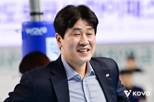 미소 짓는 김종민 한국도로공사 감독. /사진=KOVO 제공