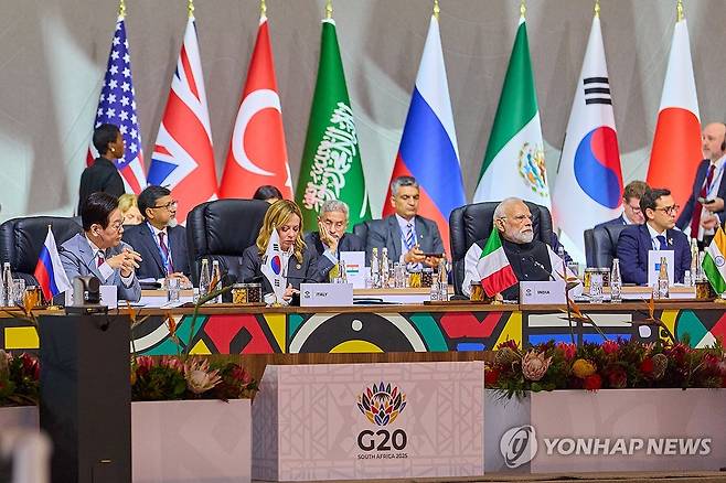 G20 참석한 각국 정상들 [연합뉴스 자료사진. 재판매 및 DB 금지] 이재명 대통령(왼쪽)을 비롯한 회원국 정상들이 11월 22일(현지시간) 남아프리카공화국 나스렉 엑스포센터에서 열린 주요 20개국(G20) 정상회의에 참석해 있다. 테이블 왼쪽부터 이 대통령, 조르지아 멜로니 이탈리아 총리, 나렌드라 모디 인도 총리.  [공동취재 제공] xyz@yna.co.kr