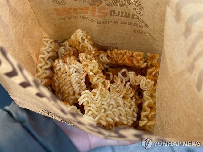 커피전문점 신메뉴 라면땅 (서울=연합뉴스) 이진주 인턴기자 = 지난 2일 오후 서울 구로구 한 점포에서 라면땅을 주문했다. 2025.12.11