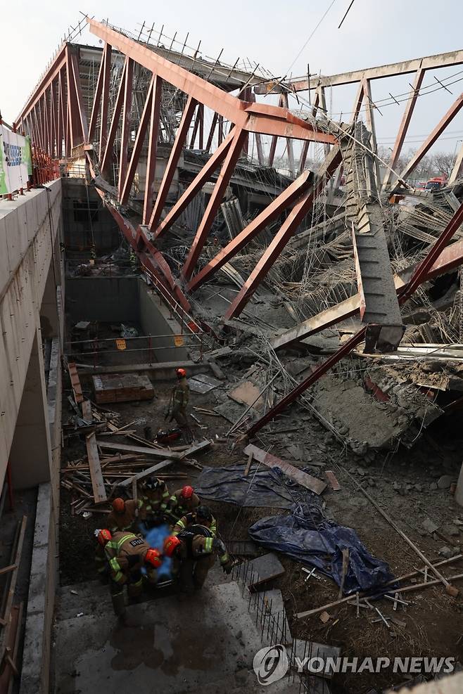 매몰자 수색 중인 구조대 (광주=연합뉴스) 조남수 기자 = 11일 광주 서구 광주대표도서관 공사현장에서 철골 구조물이 붕괴돼 구조대가 매몰 작업자 구조 활동을 하고 있다. 2025.12.11 iso64@yna.co.kr