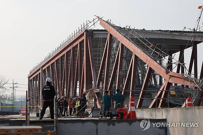 광주대표도서관 공사 현장 붕괴 (광주=연합뉴스) 조남수 기자 = 11일 광주 서구 광주대표도서관 공사 현장에서 철골 구조물이 붕괴돼 있다. 2025.12.11 iso64@yna.co.kr