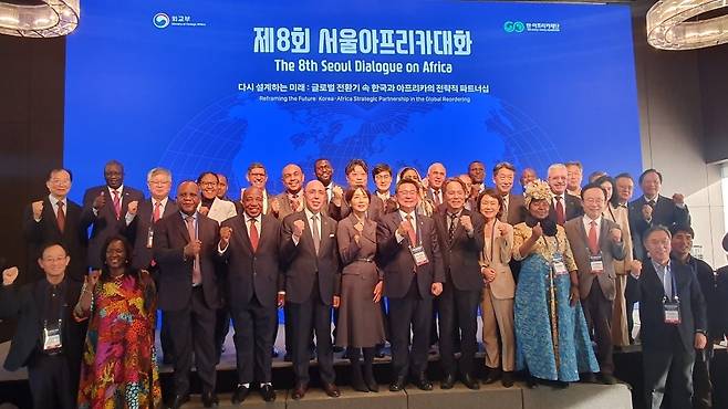 '제8회 서울아프리카대화' 참석자 기념촬영 (서울=연합뉴스) 박성진 기자 = 11일 서울 중구 더플라자호텔에서 열린 '제8회 서울아프리카대화' 참석자들이 기념촬영을 하고 있다. 2025.12.11 sungjinpark@yna.co.kr
