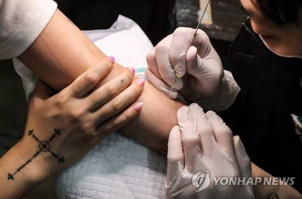 문신과 반영구 화장을 모두 '문신행위'로 규정한 문신사법이 지난 9월 25일 국회 본회의를 통과해 비의료인의 문신 시술이 합법화됐다. [사진=연합뉴스]