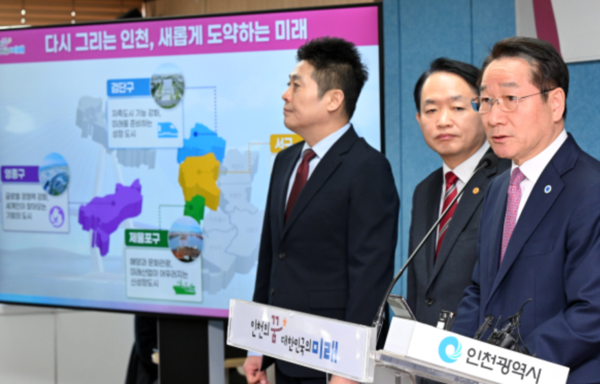 유정복 인천광역시장이 시청 브리핑룸에서 인천형 행정체제 개편에 따른 자치구 출범 준비 상황에 대한 언론브리핑을 하고 있다. 2025.2.18 [경인방송DB]