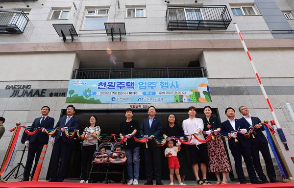 유정복 인천시장이 2일 미추홀구 숭의동 한 빌라에서 열린 '천원주택 입주행사'에서 참석자들과 테이프 커팅식을 하고 있다. 2025.7.2. [사진 = 인천시]