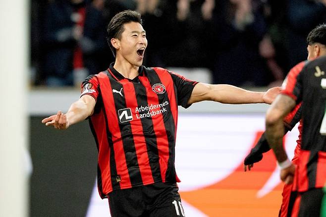 조규성이 12일(한국시간) 헹크와의 UEFA 유로파리그 경기에서 득점한 뒤 기뻐하고 있다. 헤르닝=AP/뉴시스