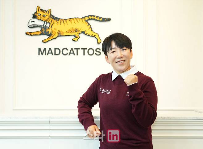 신지애가 지난 10일 서울 강남구의 매드캐토스 플래그십 스토어에서 취재진과 만나 인터뷰를 진행한 뒤 기념 촬영을 하고 있다.(사진=이데일리 골프in 조원범 기자)