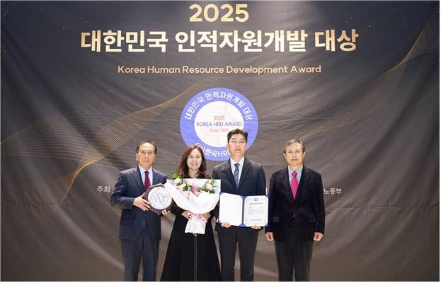 유성수 국민연금공단 인사혁신실 부장(왼쪽에서 세 번째)이 지난 10일 열린 ‘2025 대한민국 인적자원개발 대상’ 시상식에서 관계자들과 기념촬영을 하고 있다. (사진=국민연금)