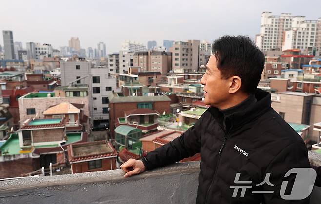 오세훈 서울시장이 10일 오후 서울 영등포구 대림1구역(대림동 855-1 일대) 현장을 찾아 둘러보고 있다. 2025.12.10/뉴스1 ⓒ News1 구윤성 기자