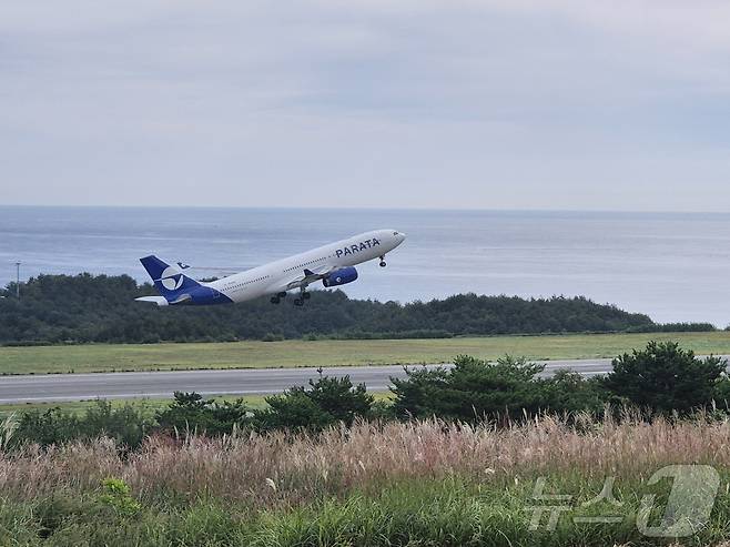 양양국제공항에서 제주로 향하는 파라타항공 A330-200 항공기(자료사진). 2025.10.28/뉴스1 ⓒ News1 윤왕근 기자