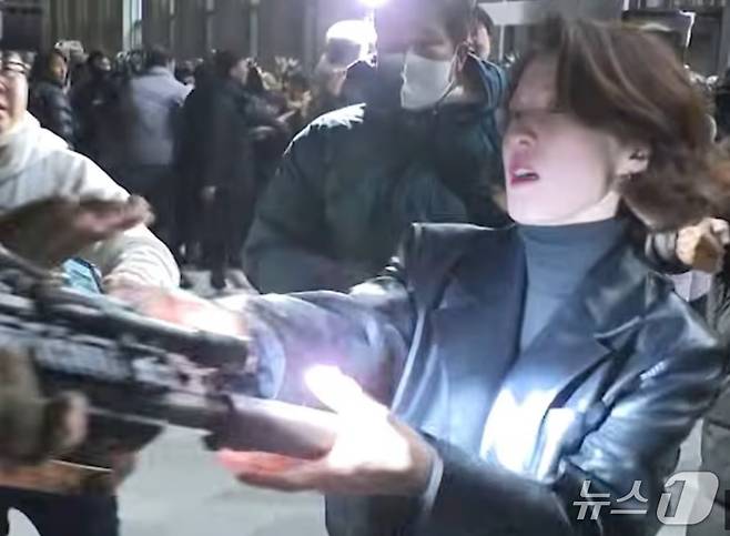 2024년 12월 4일 새벽 국회 본청앞에서 계엄군의 총기를 붙잡으며 진입을 막아선 안귀령 더불어민주당 부대변인(현 대통령실 부대변인). (TV조선 갈무리) ⓒ 뉴스1