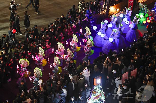 12일 오후 서울 세종대로 광화문광장에서 열린 ‘2025 서울윈터페스타’에서 광화문광장 마켓을 찾은 시민들과 관광객들이 퍼레이드를 즐기고 있다. 2025.12.12/뉴스1 ⓒ News1 김진환 기자