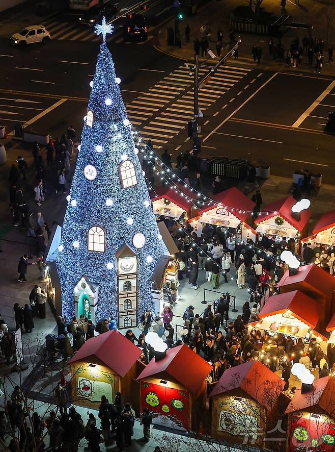 12일 오후 서울 세종대로 광화문광장에서 열린 ‘2025 서울윈터페스타’에서 광화문광장 마켓과 조형물들이 불을 밝히고 있다.  2025.12.12/뉴스1 ⓒ News1 김진환 기자