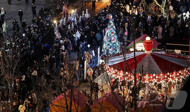 12일 오후 서울 세종대로 광화문광장에서 열린 ‘2025 서울윈터페스타’에서 광화문광장 마켓과 조형물들이 불을 밝히고 있다.  2025.12.12/뉴스1 ⓒ News1 김진환 기자