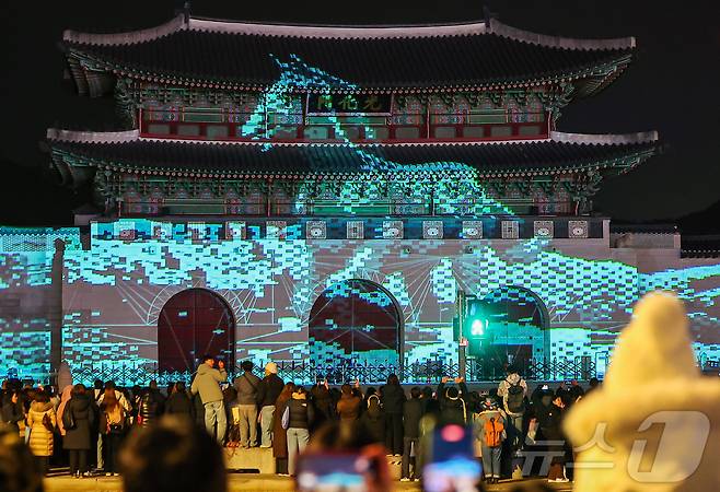 12일 오후 서울 세종대로 광화문광장에서 열린 ‘2025 서울윈터페스타’에서 광화문 외벽에 미디어 파사드 작품이 투영되고 있다.  2025.12.12/뉴스1 ⓒ News1 김진환 기자