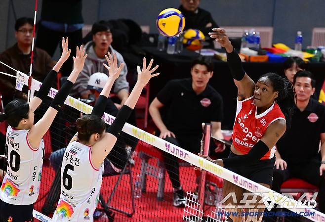 페퍼저축은행 조이가 스파이크를 날리고 있다. 사진제공=KOVO