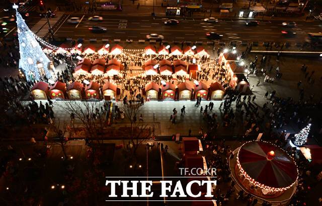 서울시가 주최하는 겨울 축제 '서울윈터페스타'가 12일 개막한 가운데, 광화문 일대에서 마켓이 열리고 있다. /이새롬 기자