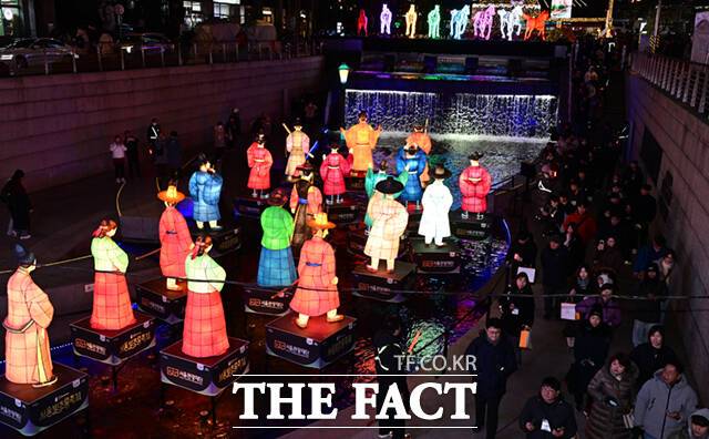 서울시가 주최하는 겨울 축제 '서울윈터페스타'가 12일 개막한 가운데, 청계천 일대에서 열린 '서울빛초롱축제'가 시민들로 붐비고 있다.