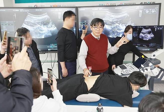 지난달 29일 경기도 성남시 '광역형 국산의료기기 교육훈련지원센터'에서 열린 의료진 대상 초음파 영상진단기기 교육훈련 수업에서 수강생들이 방인걸 연세엘재활의학과의원 원장의 설명을 듣고 있다. 허영한 기자