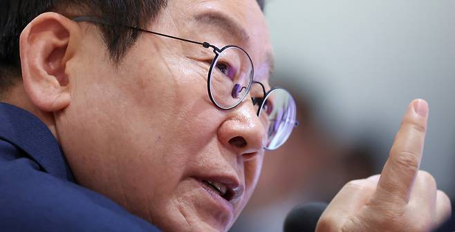 이재명 대통령이 지난 2일 대통령실 청사에서 열린 국무회의에서 발언하고 있다.이 자리에서 이 대통령은 정성호 법무장관을 향해 "나 대신 맞느라 고생많다"고 격려했다. /뉴스1