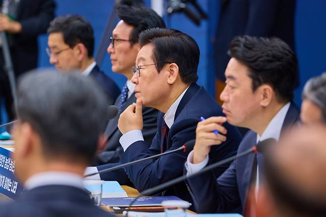 이재명 대통령이 11일 세종시 정부세종컨벤션센터에서 열린 농림축산식품부, 고용노동부에 이어 국토교통부 및 산하 공공기관의 업무보고를 받으며 발언하고 있다. /뉴스1