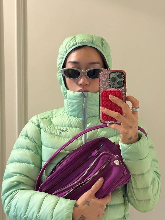 과감한 컬러 선택을 할 수 있는 아크테릭스의 경량 패딩. 인스타그램 @peggygou_