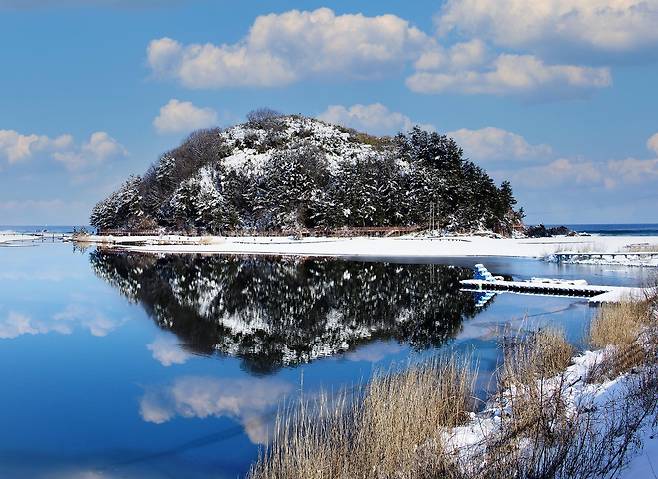 삼척시 근덕면의 덕봉산.