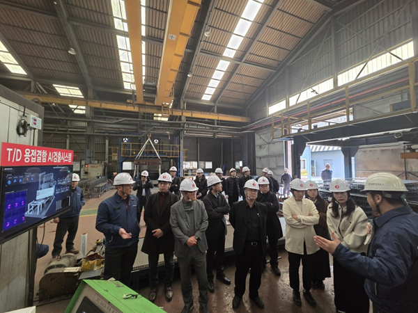 △지난 10일, 포한 소재 제일테크노스에서 산업통상자원부 '전후방 가치사슬 디지털전환(DX) 혁신지원사업' 일환으로, 노후 제조설비에 인공지능(AI)과 디지털 기술을 접목한 디지털전환 성과를 공유하는 현장 시연회가 있었다. 시연회 참가자들이 행사 주최측으로부터 성과 설명을 듣고 있다.