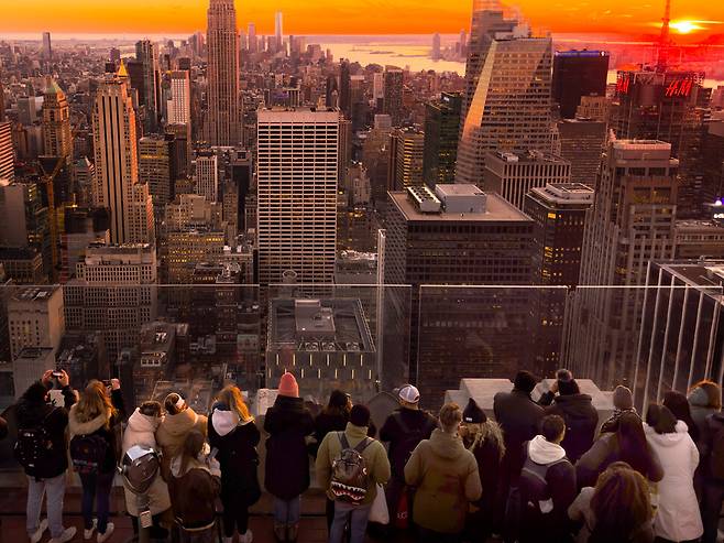 ‘하이 앵글’로 찍은 연말 풍경. 도시 일대가 프레임에 들어가 근사한 분위기를 연출하고 있다. 김성주 제공