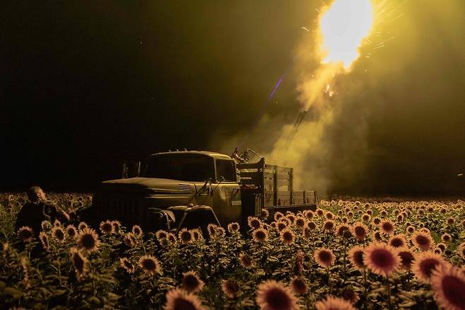 7월 19일, 우크라이나 파블로그라드 인근의 해바라기 밭에서 우크라이나 병사들이 러시아 드론을 향해 자동포를 발사하고 있다. 파블로그라드/AFP 연합뉴스