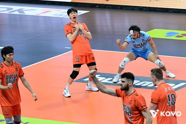 오케이(OK)저축은행 선수들이 12일 부산 강서체육관에서 열린 2025~2026 V리그 남자부 대한항공과 경기에서 득점한 뒤 기뻐하고 있다. 한국배구연맹 제공