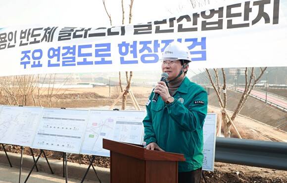 이상일 시장이 지난 11일 용인반도체클러스터 산업단지 주출입도로 공사현장을 찾아 관계자들에게 인사말을 하고 있다. [사진=용인특례시]