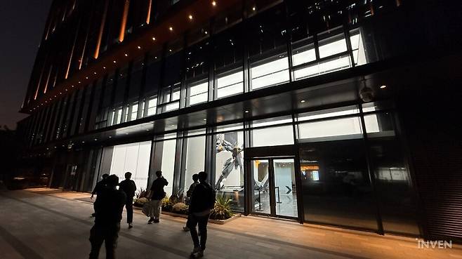 ▲ 굿즈샵 탐방이 끝나고 1층 로비로 우회하는 길