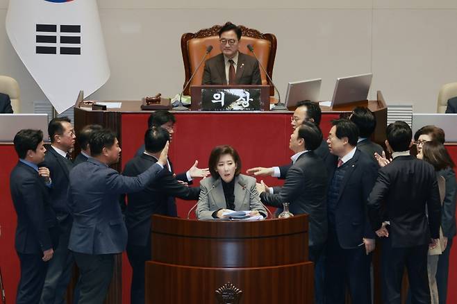 지난 9일 국회 본회의장에서 나경원 의원의 필리버스터 저지에 여야 의원들이 실랑이를 벌이는 모습 (사진, 나 의원 SNS)