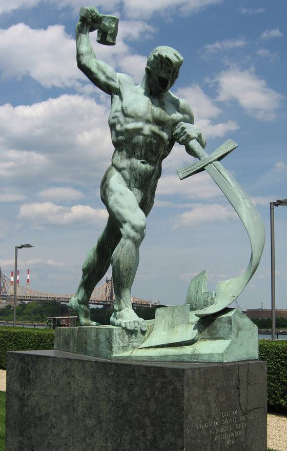 미국 뉴욕의 유엔 본부 앞 '칼을 쟁기로' 동상. 최근 국제 질서가 변하면서 유엔의 위상도 많이 떨어졌다. 유엔