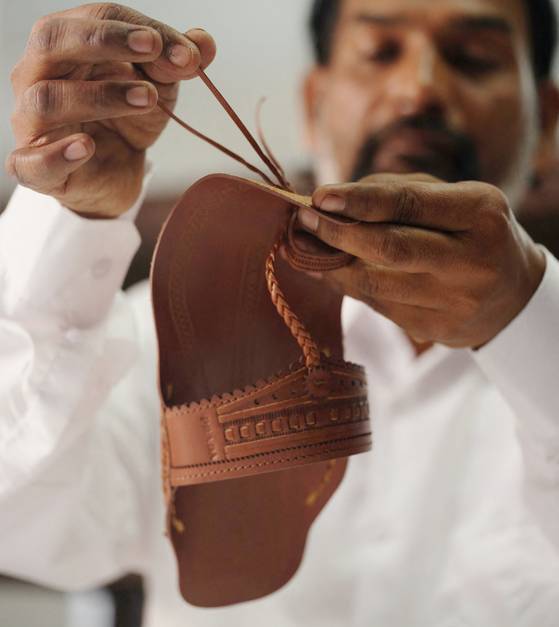 프라다 한정판 인도 샌들 만드는 장인. 로이터=연합뉴스