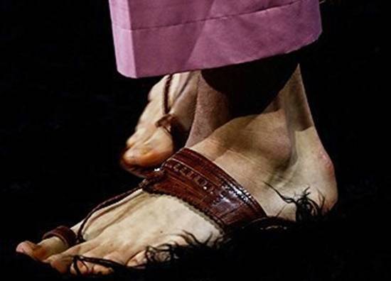 프라다 패션쇼에서 선보였다가 인도 전통신발 디자인 도용 논란이 불거진 샌들. 로이터=연합뉴스