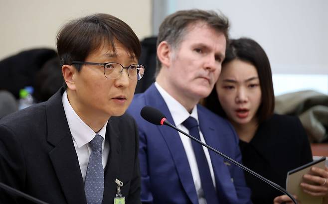 지난 3일 국회 정무위원회에서 열린 쿠팡 개인정보 유출 사태 관련 현안질의에서 박대준 쿠팡 대표이사가 위원 질의에 답하고 있다. 오른쪽은 브랫 매티스 쿠팡 최고 정보 보호 책임자(CISO)./사진=최혁 기자