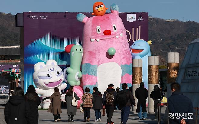 12일 서울 광화문광장에 ‘2025 광화문 마켓’ 행사를 위한 구조물들이 설치돼 있다.  성동훈 기자