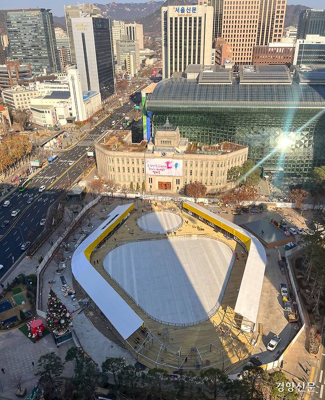 개장을 일주일여 앞둔 12일 서울 시청 광장 스케이트장에서 관계자들이 막바지 작업을 하고 있다.  성동훈 기자